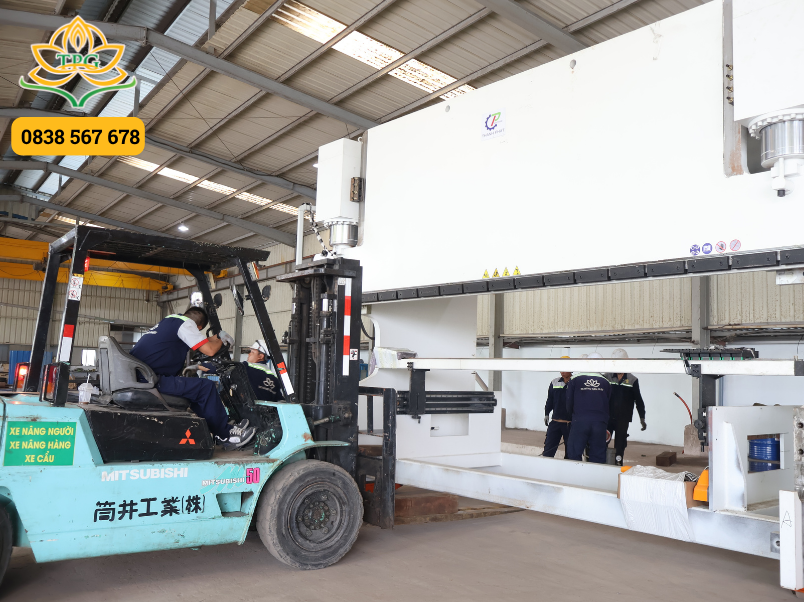 Cho thuê xe nâng hàng điện và dầu tại Bình Dương uy tín, giá tốt 8 hinh anh cho thue xe nang chuyen nha may o tan uyen