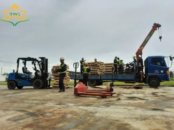 Cho thuê xe cẩu Dĩ An | Thuê xe cẩu thùng, cẩu Kato, cẩu chân nhện 3 Cho thue xe cau Di An