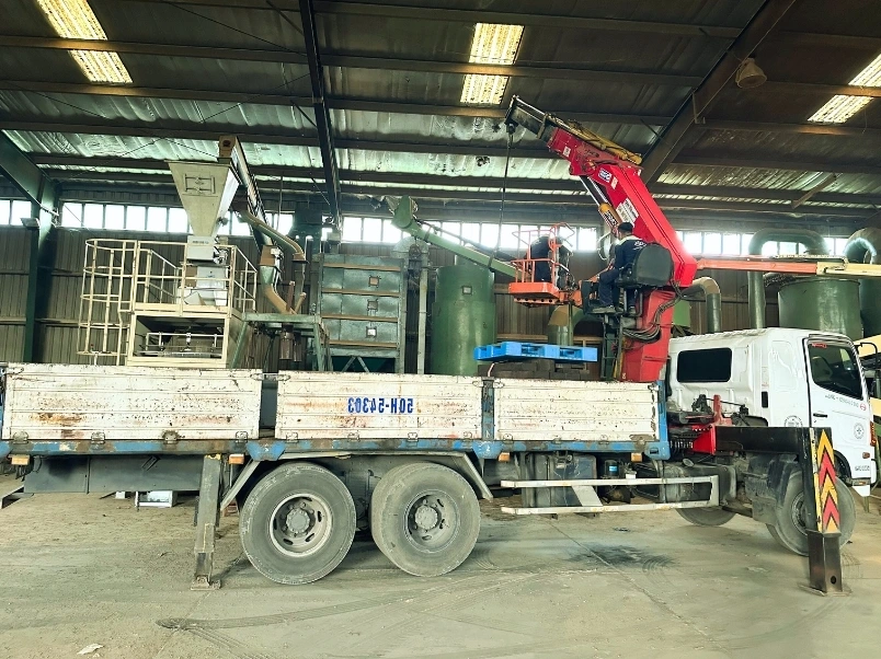 Bảng giá cho thuê xe cẩu thùng, cẩu Kato, xe cẩu chân nhện tại Đồng Nai 5 hinh anh thue xe cau cau hang tai dong nai