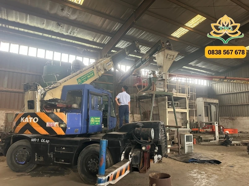 Bảng giá cho thuê xe cẩu thùng, cẩu Kato, xe cẩu chân nhện tại Đồng Nai 7 hinh anh thue xe cau di doi may moc tai dong nai