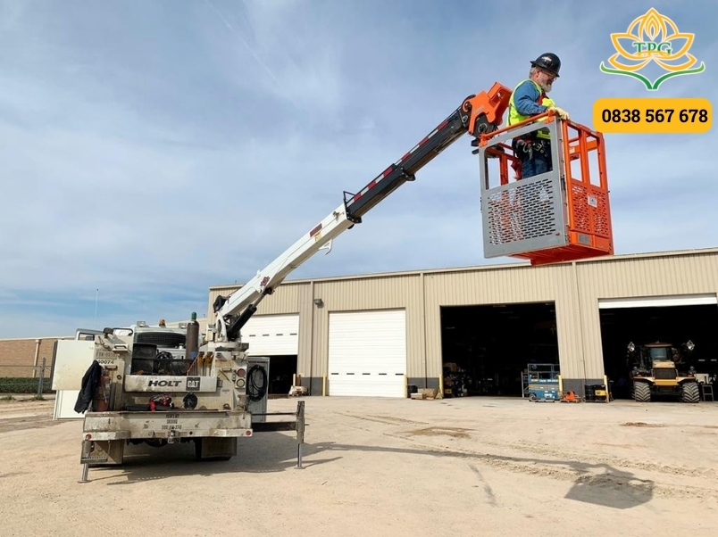 Xe cẩu nâng người là gì? Các loại xe, ứng dụng và giá cả 4 quy dinh an toan bat buoc khi su dung xe tai gan cau co gio nang nguoi