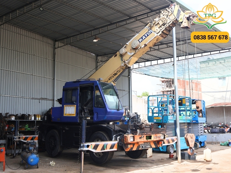 Xe cẩu bánh lốp là gì? Các loại xe cẩu bánh lốp phổ biến và ứng dụng 2 xe cau dia hinh