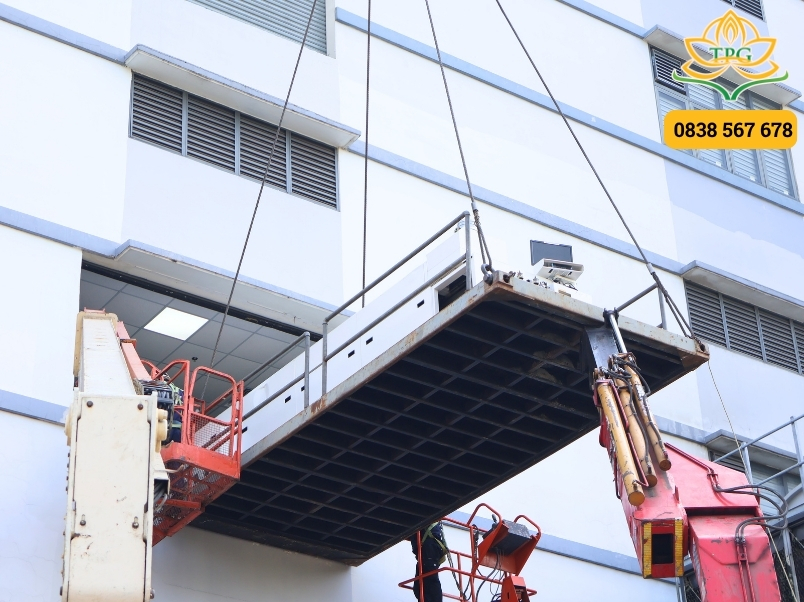 Chuyển kho xưởng, di dời máy móc tại Hà Tĩnh trọn gói giá rẻ 6 hinh anh cau may len lau tai kho xuong ha tinh