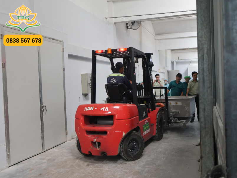 Dịch vụ cho thuê xe nâng hàng 1 - 15 tấn tại TPHCM 6 hinh anh cho thue xe nang chuyen nha may