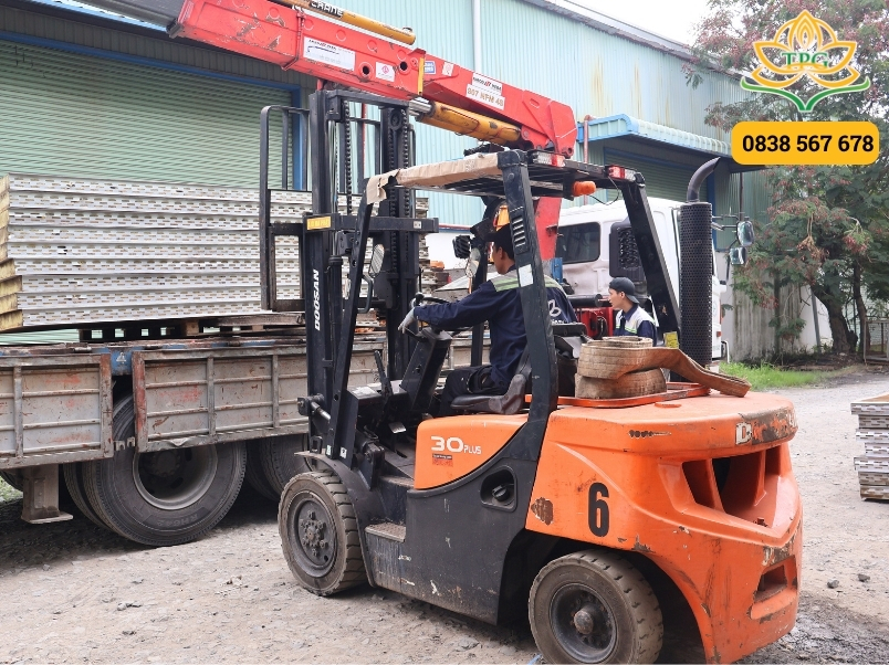 Cho thuê xe nâng hàng dầu và điện tại Long Khánh 1 vi sao nen thue xe nang hang long khanh cua tien phat