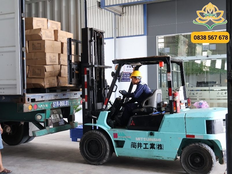 Cho thuê xe nâng hàng 1 - 15 tấn tại Tân Uyên 1 vi sao nen thue xe nang tan uyen cua tien phat