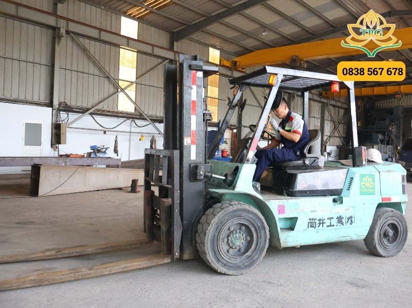 Cho thuê xe nâng hàng điện và dầu tại Dĩ An 2 xe nang dau