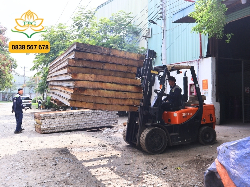 Cấu tạo xe nâng & nguyên lý làm việc của xe nâng hàng 9 khi di chuyen