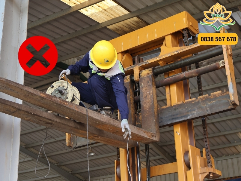 19 nguyên tắc an toàn xe nâng khi vận hành cần ghi nhớ 3 tuyet doi khong cho nguoi tren xe