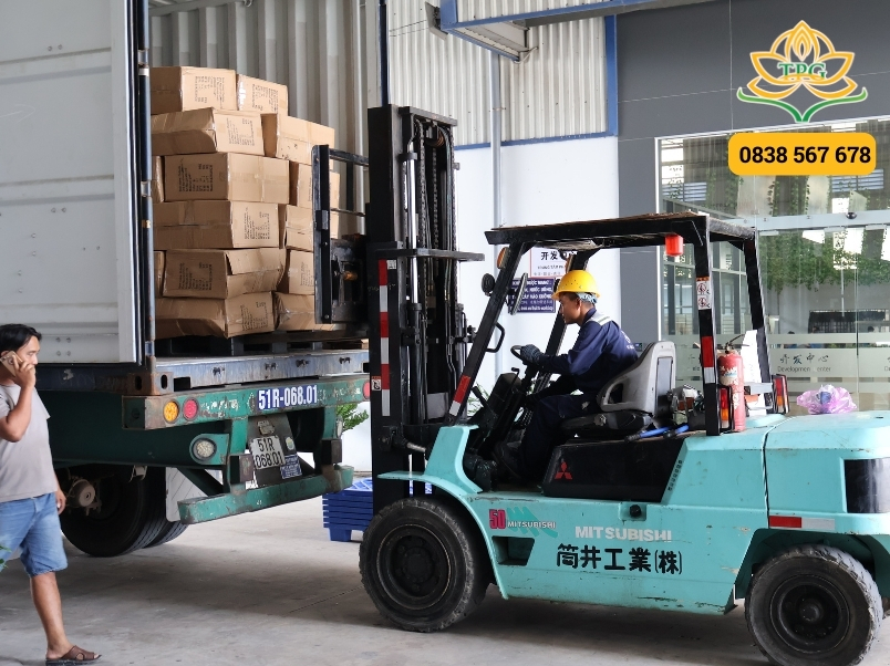 Ứng dụng của xe nâng trong sản xuất và công nghiệp 4 ung dung xe nang trong logistics va kho bai