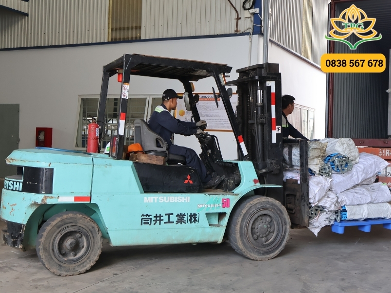 Ứng dụng của xe nâng trong sản xuất và công nghiệp 3 ung dung xe nang trong viec nang ha va di chuyen pallet