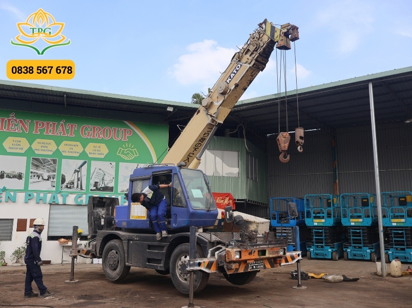 Cho thuê xe cẩu tự hành, cẩu bánh lốp, cẩu chân nhện Nhà Bè 3 cho thue xe cau banh lop nha be