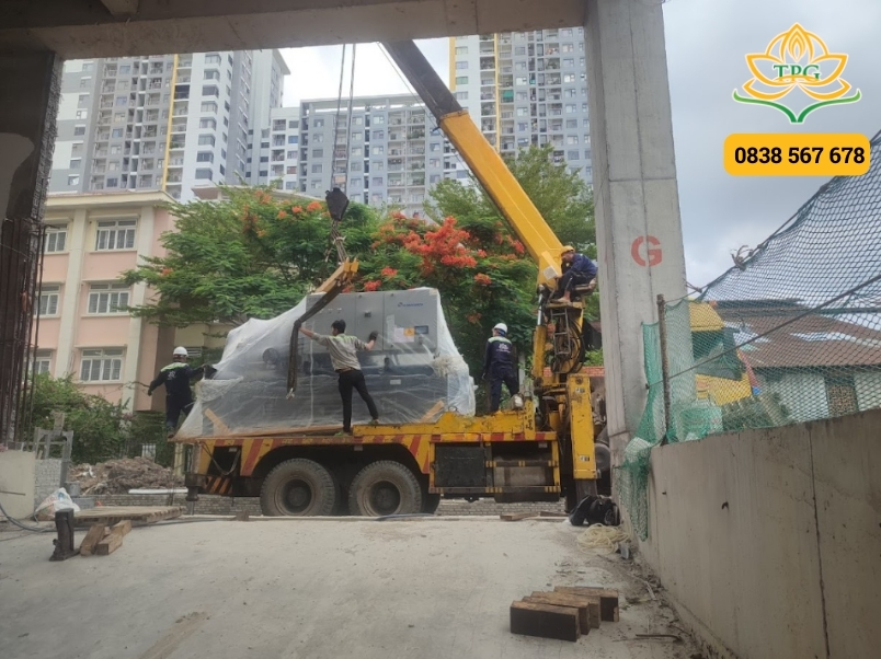 Cho thuê xe cẩu tự hành, cẩu bánh lốp, cẩu mini tại Tân Bình 10 du an cho thue xe cau van chuyen may cho TTTM tai Tan Binh