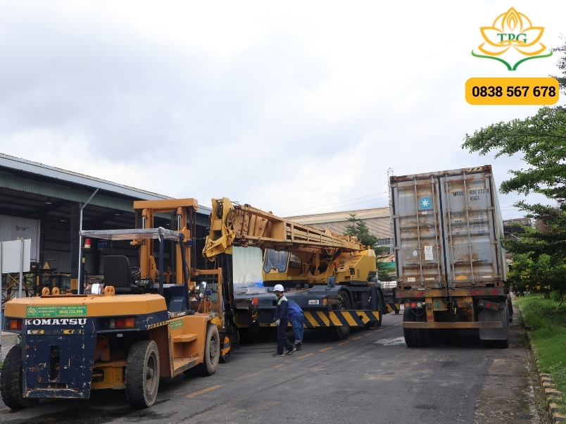 Cho thuê xe cẩu thùng, xe cẩu bánh lốp, cẩu mini ở Củ Chi 10 du an dong rut container tai KCN Dong Nam Cu Chi