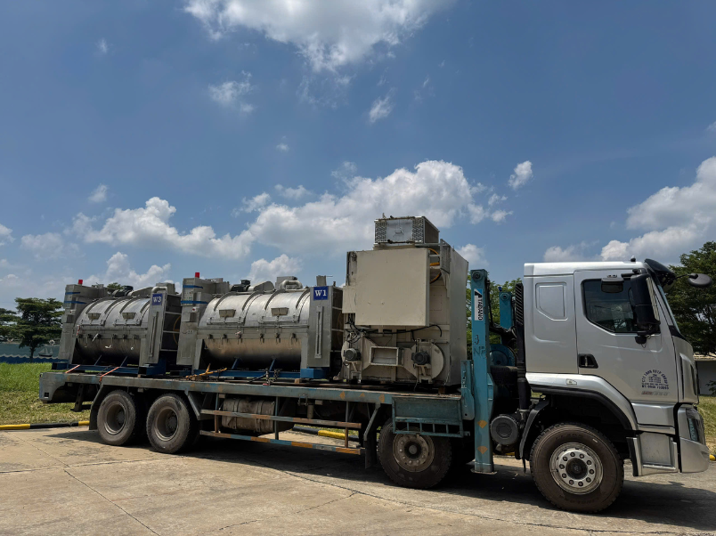 Lashing bồn lên xe nâng dầu