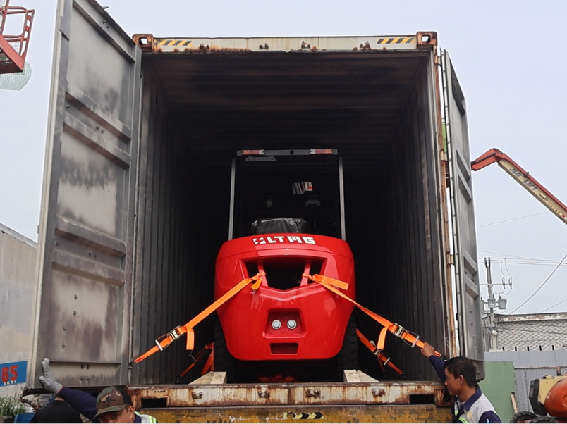 Lashing xe nâng hàng trên container