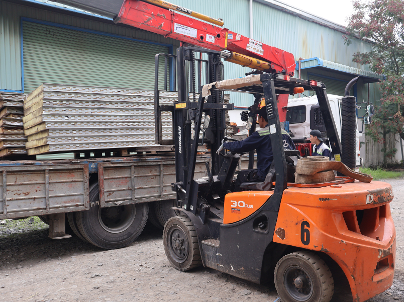 Dịch vụ mua bán, cho thuê xe nâng dầu và điện 4 Dự án thuê xe nâng bốc xếp hàng hóa