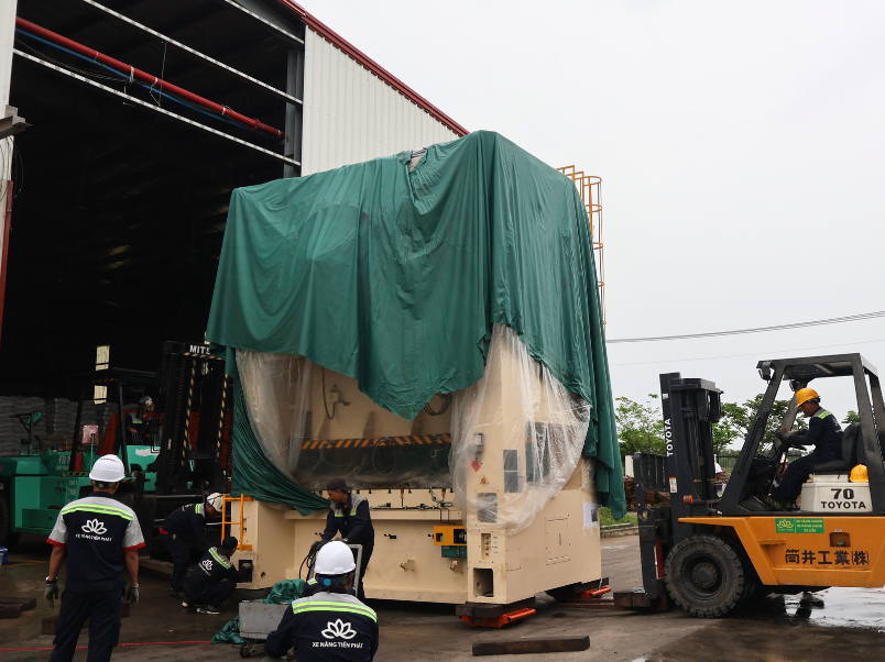 Dịch vụ mua bán, cho thuê xe nâng dầu và điện 5 Dự án thuê xe nâng di dời máy dập