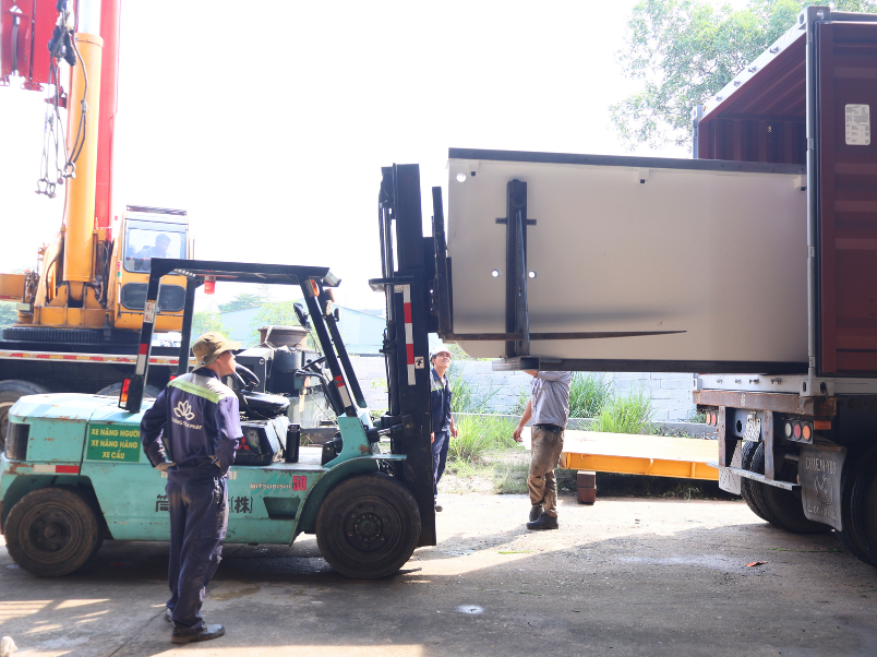 Dịch vụ mua bán, cho thuê xe nâng dầu và điện 6 Dự án thuê xe nâng rút container