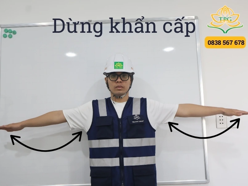 Hướng dẫn xi nhan cẩu bằng tay chuẩn để phối hợp an toàn 13 dung khan cap