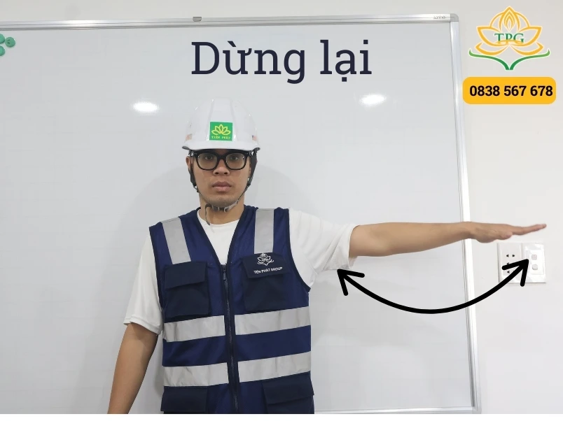 Hướng dẫn xi nhan cẩu bằng tay chuẩn để phối hợp an toàn 12 dung lai