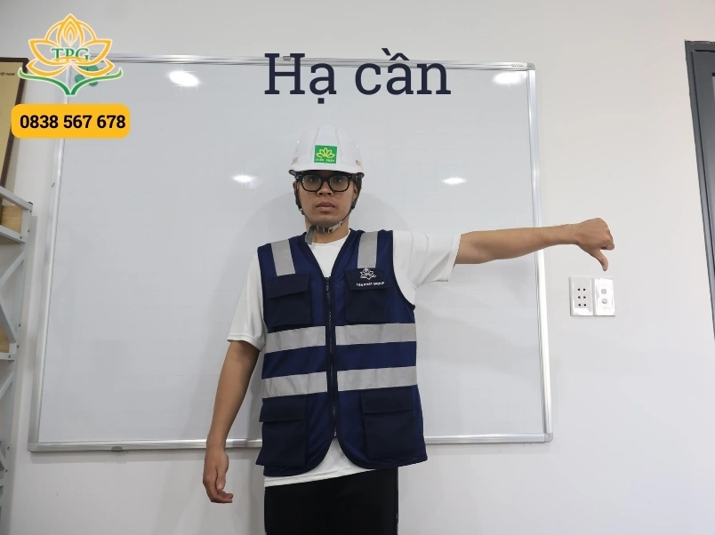 Hướng dẫn xi nhan cẩu bằng tay chuẩn để phối hợp an toàn 2 ha can