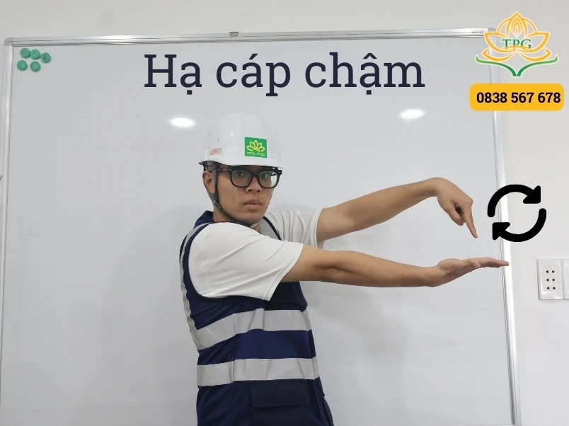 Hướng dẫn xi nhan cẩu bằng tay chuẩn để phối hợp an toàn 8 ha cap cham