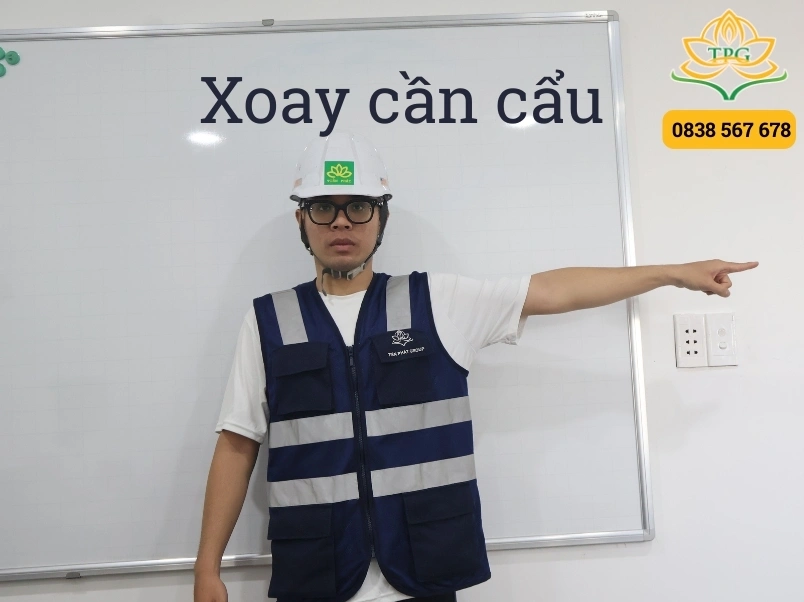 Hướng dẫn xi nhan cẩu bằng tay chuẩn để phối hợp an toàn 11 xoay can cau