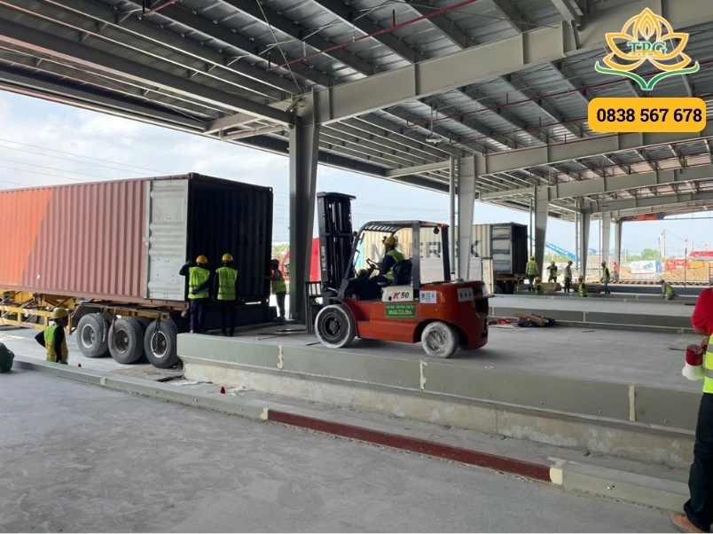 cung cap doi boc xep va sang hang container chuyen nghiep