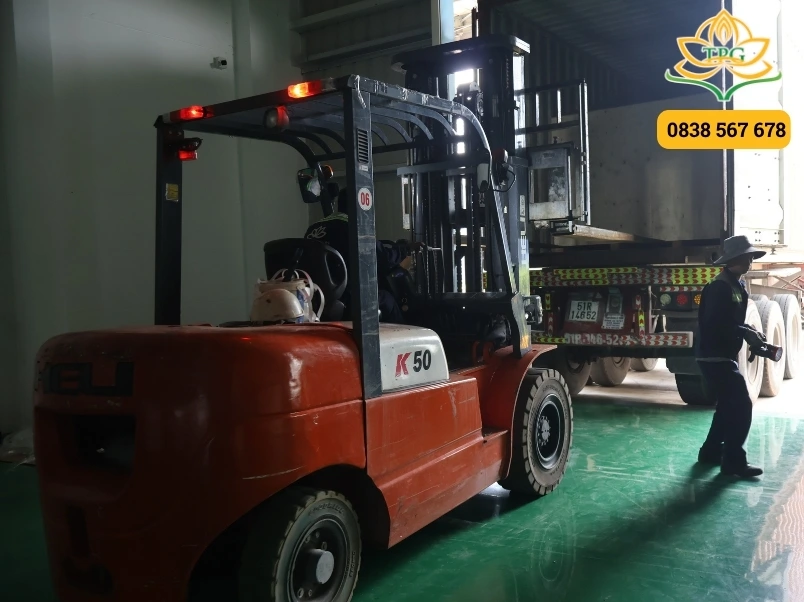 thuc hien dong va rut container xuat nhap khau