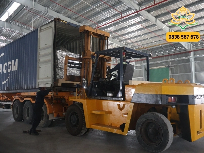 trien khai thiet bi nang ha va rut may moc ra khoi container