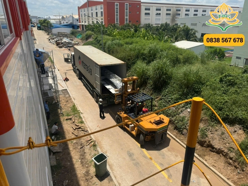 dong rut may theu ra vao container