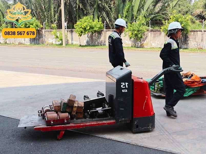 Xe nâng điện là gì? Cấu tạo, phân loại và kinh nghiệm lựa chọn tối ưu 3 phan loai theo muc do tu dong hoa van hanh